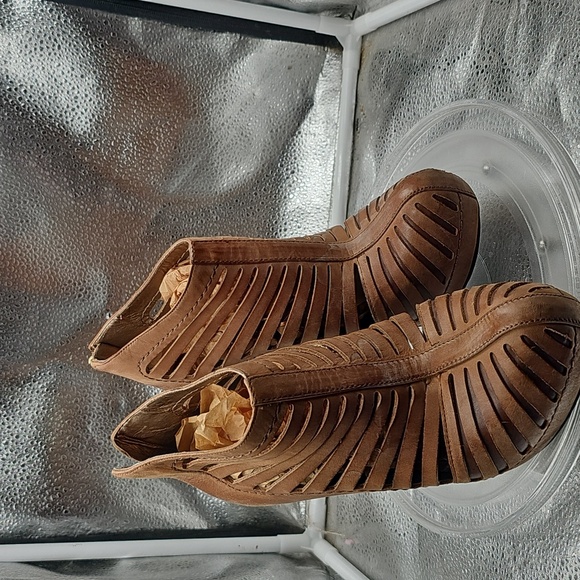 C Brown And Tan Heels BCBG - Picture 4 of 7